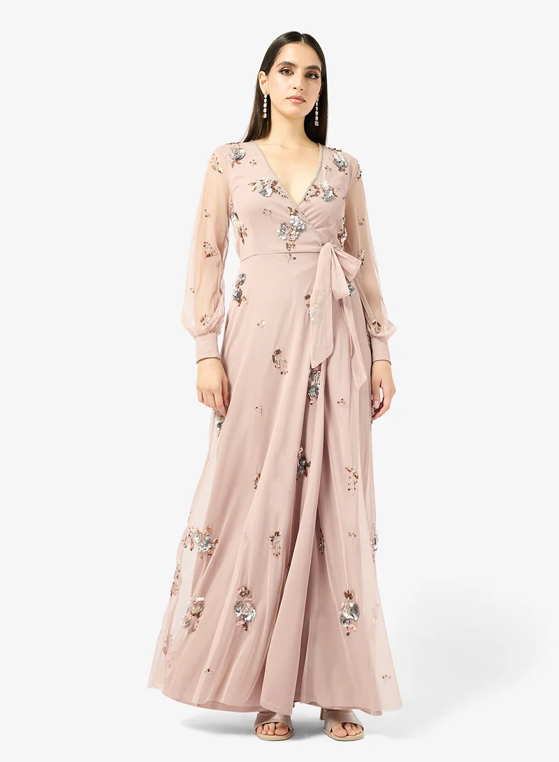 فروك اند فرل فستان ماكسي طويل بأكمام طويلة وفتحة صدر مزينة